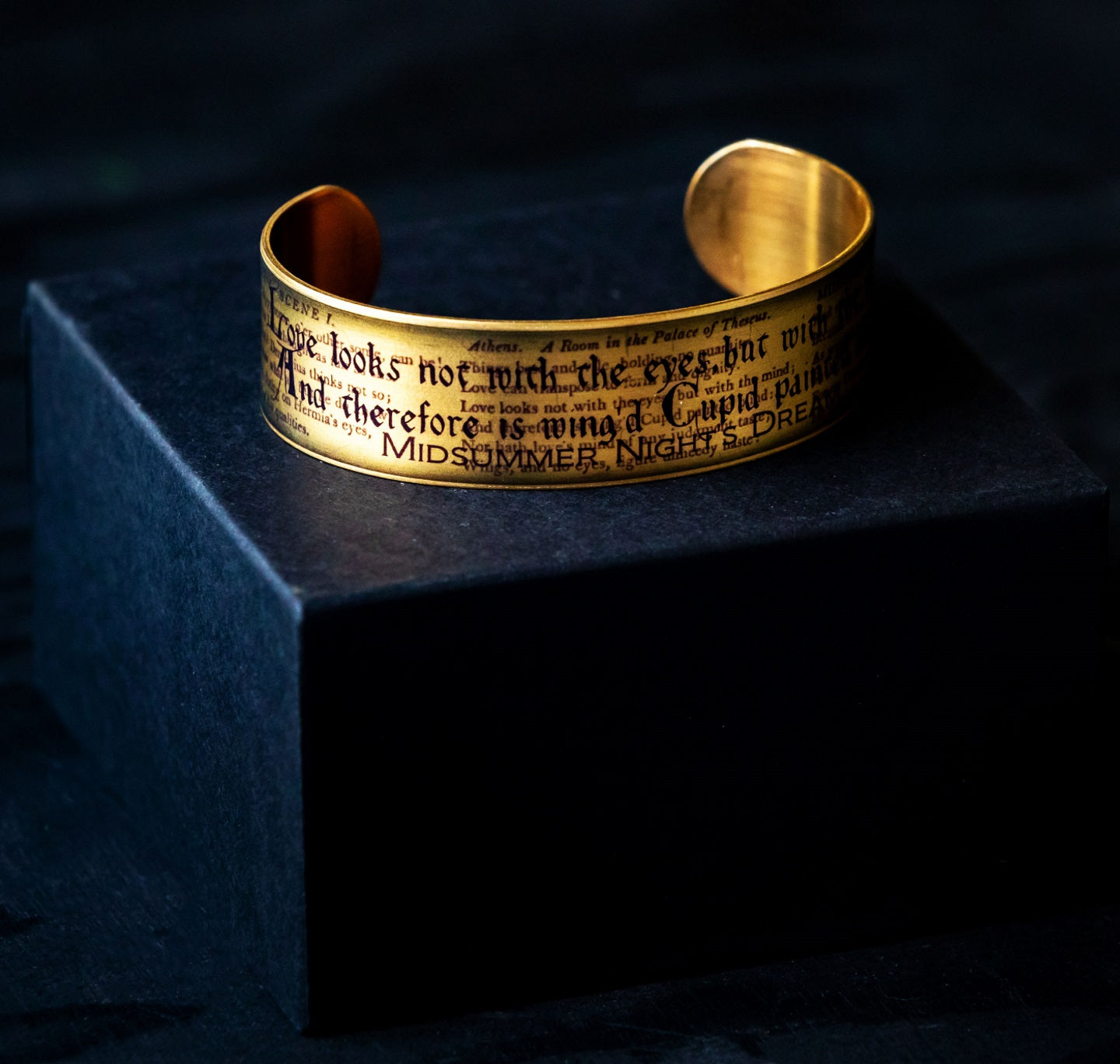 Med Cuff: A Midsummer Night's Dream - Love Looks Not With the Eyes