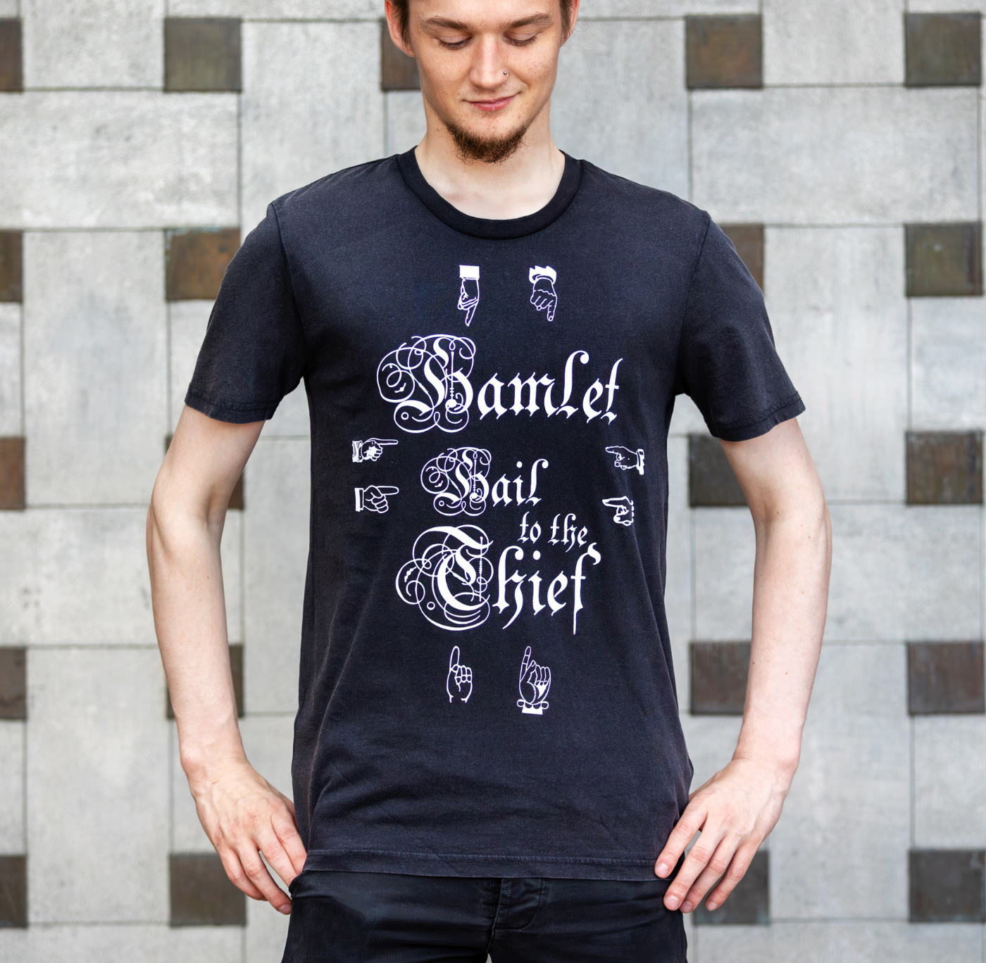 Adult T Shirt: Hamlet Hail To The Thief Pointing