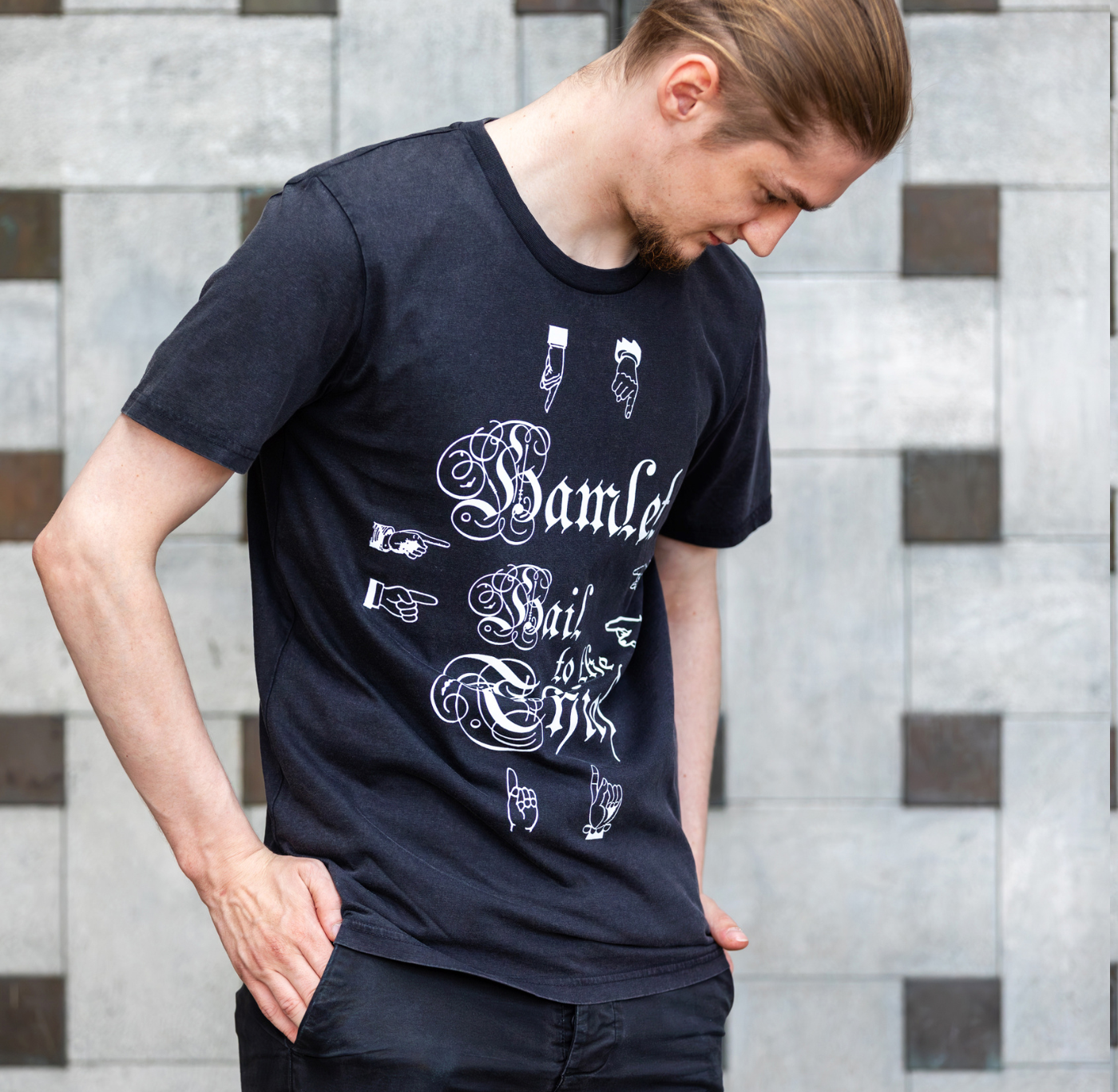 Adult T Shirt: Hamlet Hail To The Thief Pointing